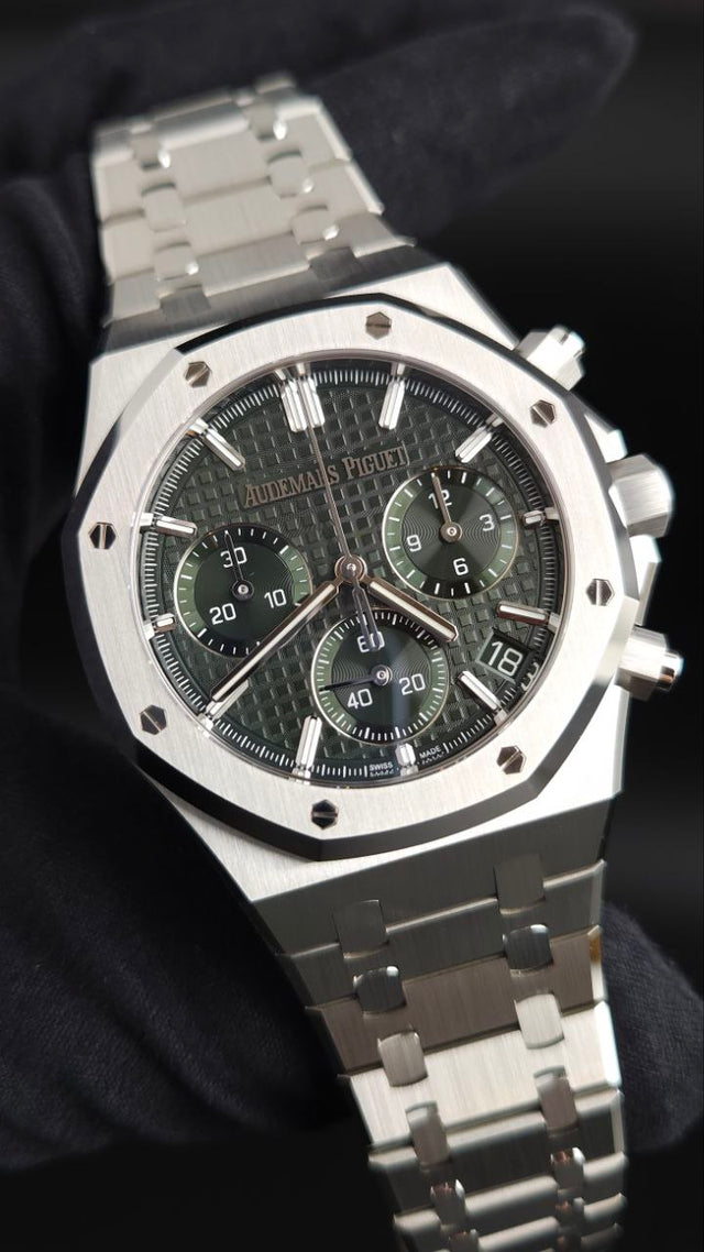 Audemars Piguet Royal Oak Selfwinding Chronograph 26240ST.OO.1320ST.04 41 mm stainless-steel men’s watch with green dial and integrated steel bracelet