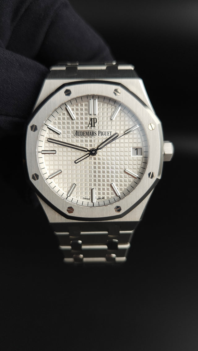 Audemars Piguet Royal Oak Selfwinding 15500ST.OO.1220ST.04 41 mm stainless-steel men’s watch with silver dial and integrated steel bracelet