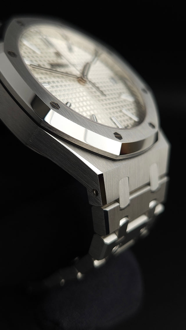 Audemars Piguet Royal Oak Selfwinding 15500ST.OO.1220ST.04 41 mm stainless-steel men’s watch with silver dial and integrated steel bracelet