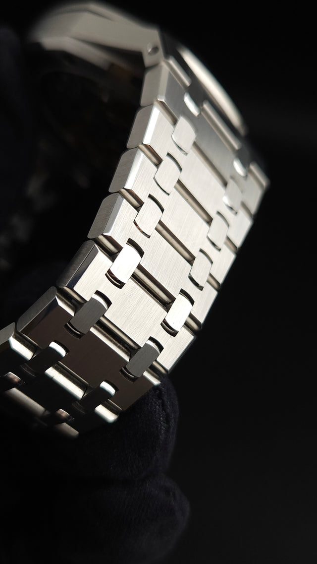 Audemars Piguet Royal Oak Selfwinding 15500ST.OO.1220ST.04 41 mm stainless-steel men’s watch with silver dial and integrated steel bracelet