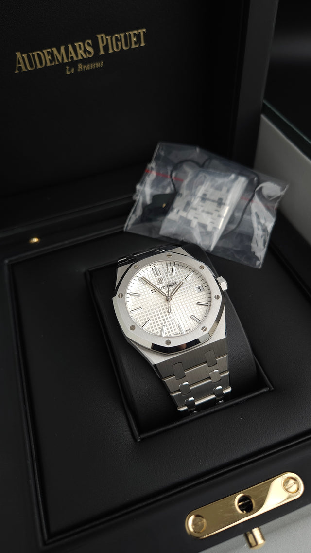 Audemars Piguet Royal Oak Selfwinding 15500ST.OO.1220ST.04 41 mm stainless-steel men’s watch with silver dial and integrated steel bracelet