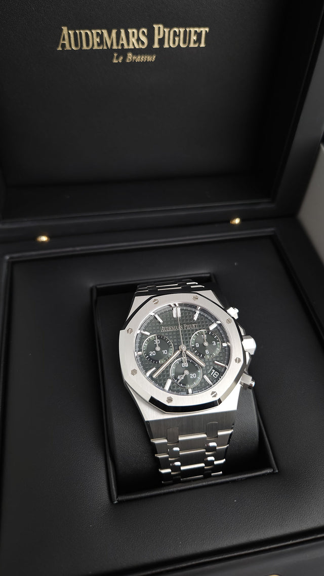 Audemars Piguet Royal Oak Selfwinding Chronograph 26240ST.OO.1320ST.04 41 mm stainless-steel men’s watch with green dial and integrated steel bracelet