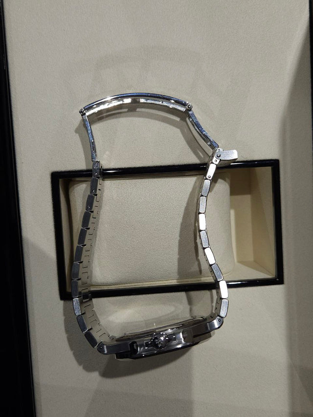 Patek Philippe Nautilus 5711/1A-010 – 40 mm Steel Men’s Watch with Blue Dial and Open Caseback