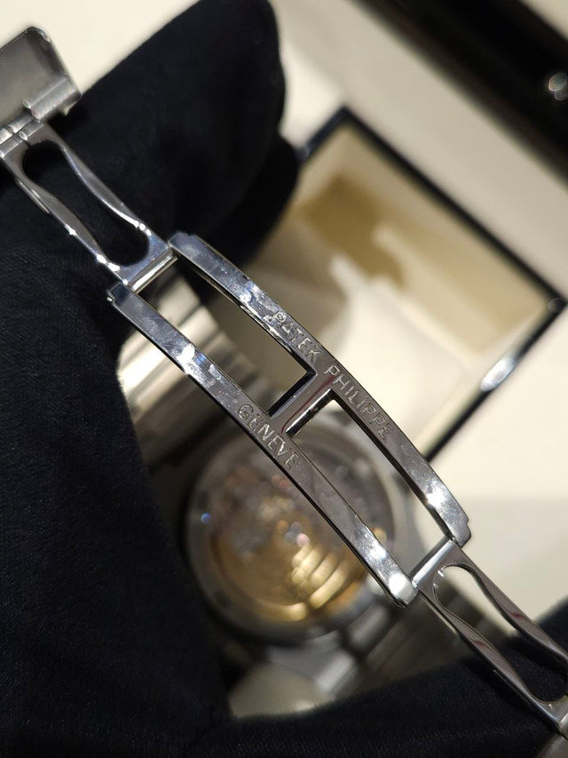 Patek Philippe Nautilus 5711/1A-010 – 40 mm Steel Men’s Watch with Blue Dial and Open Caseback