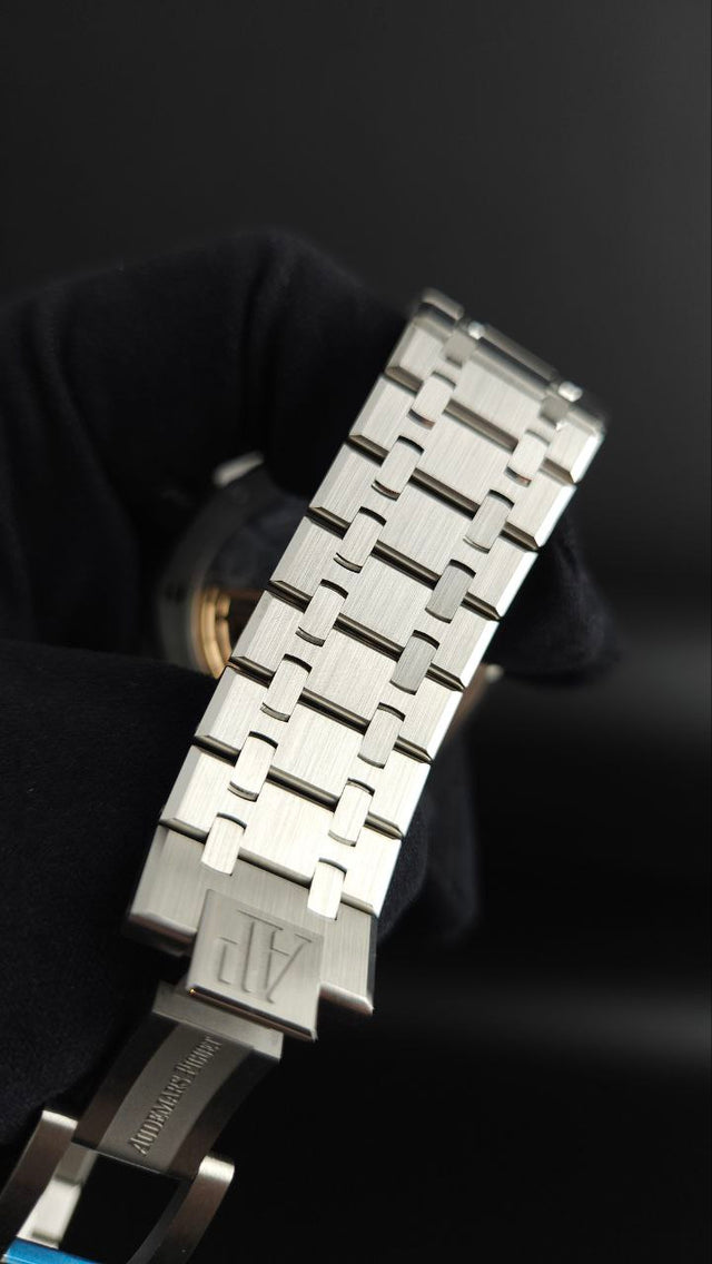 Audemars Piguet Royal Oak Selfwinding Chronograph 26240ST.OO.1320ST.04 41 mm stainless-steel men’s watch with green dial and integrated steel bracelet