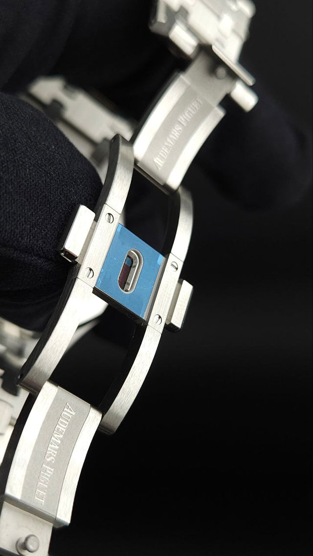 Audemars Piguet Royal Oak Selfwinding Chronograph 26240ST.OO.1320ST.04 41 mm stainless-steel men’s watch with green dial and integrated steel bracelet