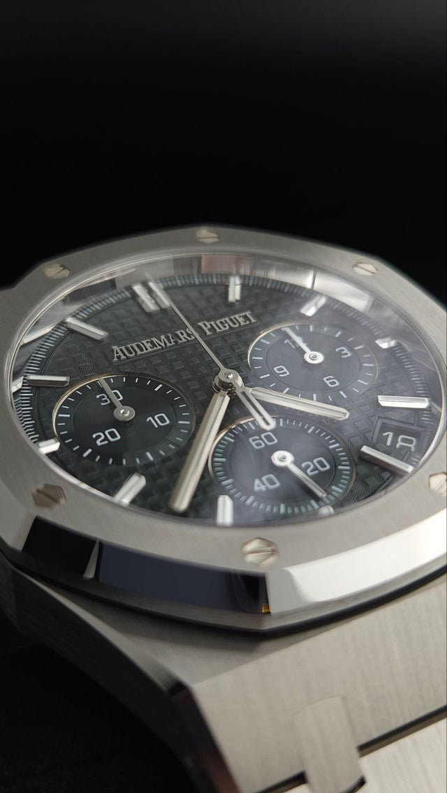 Audemars Piguet Royal Oak Selfwinding Chronograph 26240ST.OO.1320ST.04 41 mm stainless-steel men’s watch with green dial and integrated steel bracelet